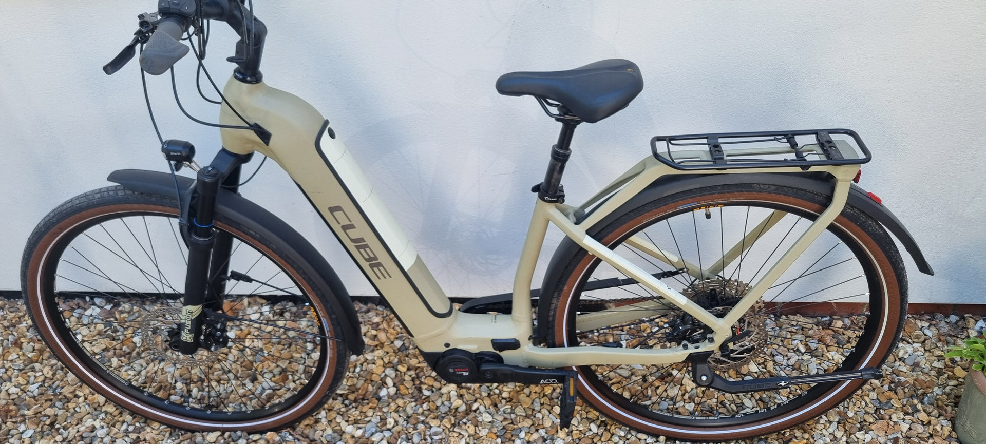Pre-Owned Cube Kathmandu Hybrid Pro 625 Electric Bike In Desert and Tan X-Small 46cm Frame