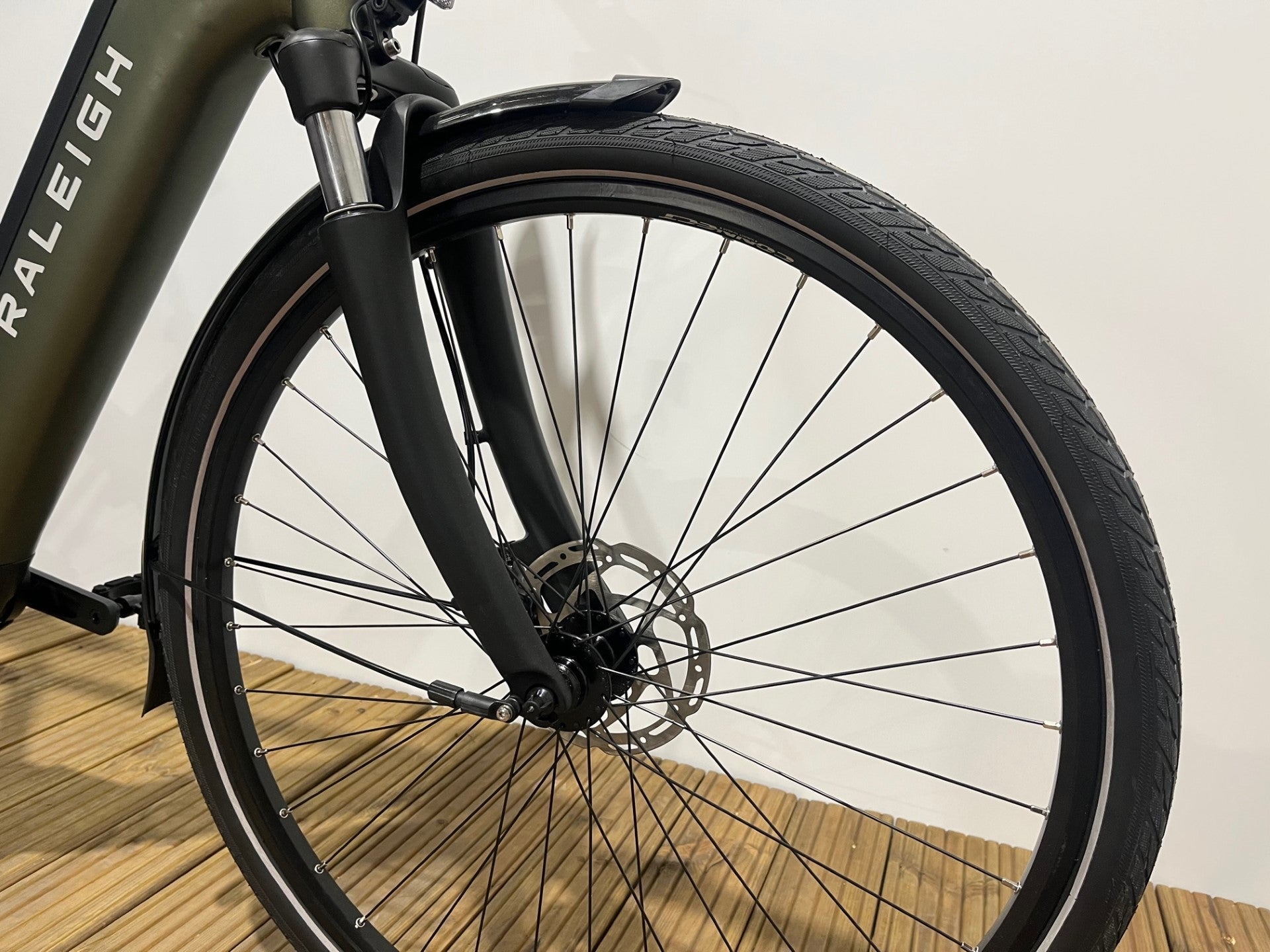Raleigh Motus Grand Tour Crossbar Electric Bike With Derailleur Gears in Large