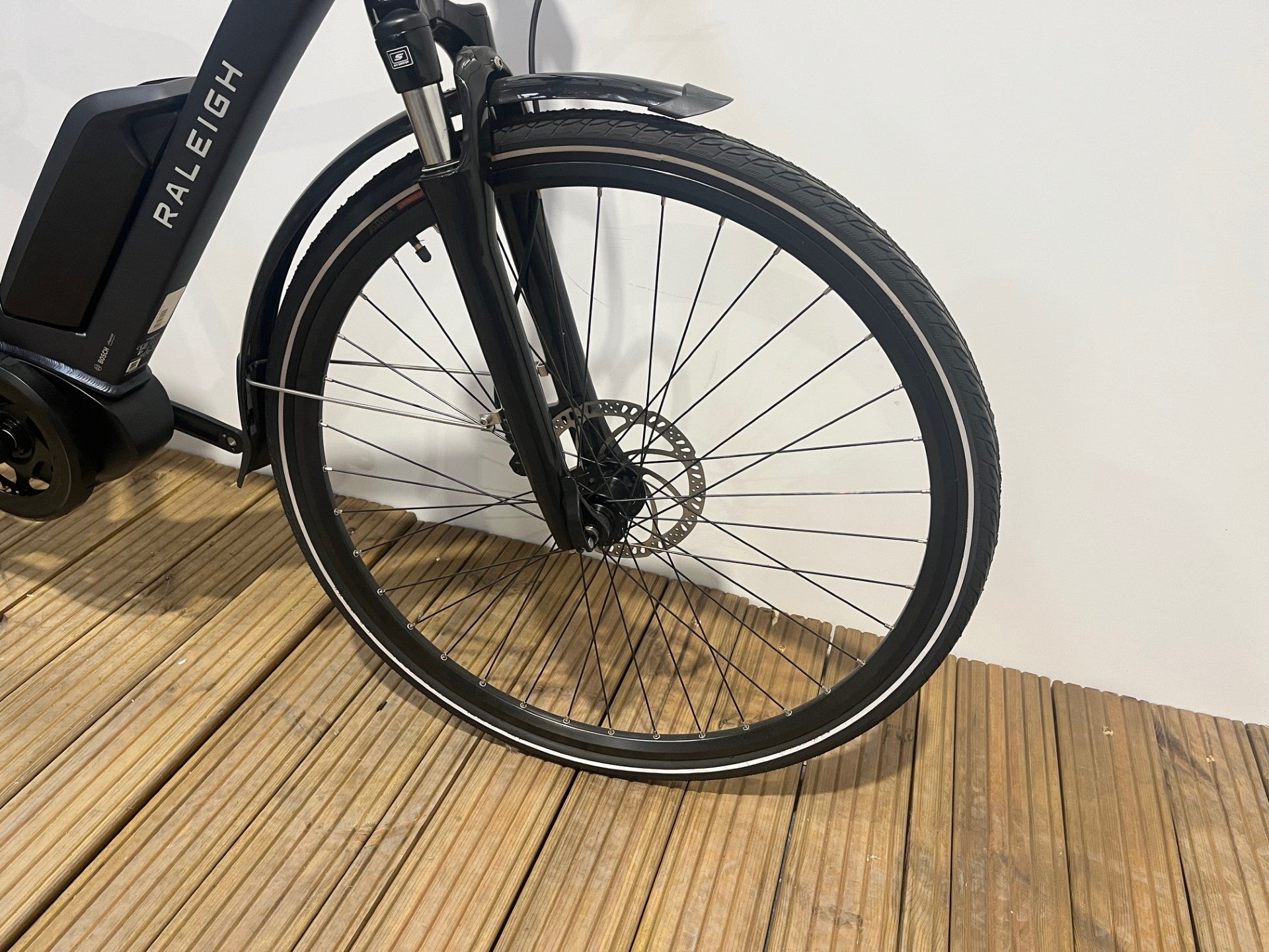 Raleigh Motus Crossbar Electric Bike in Small
