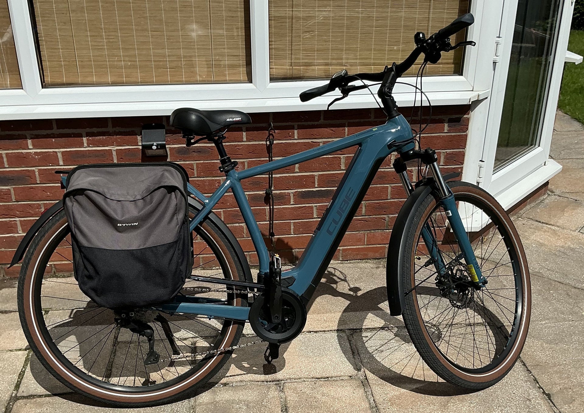 Pre-Owned 2022 Cube Kathmandu Hybrid One 625 Electric Bike In Teal and Lime Medium 54cm Frame